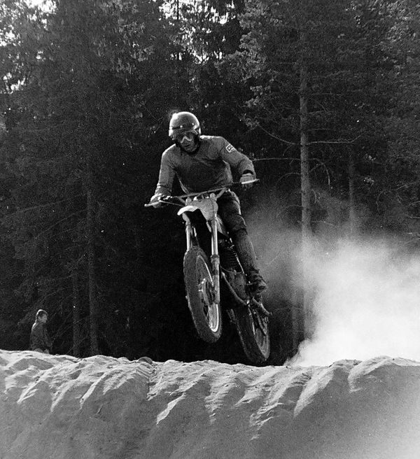 Paippinen 1979 CCM liitää